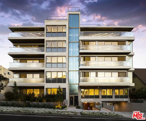Exterior, Facade, Modern