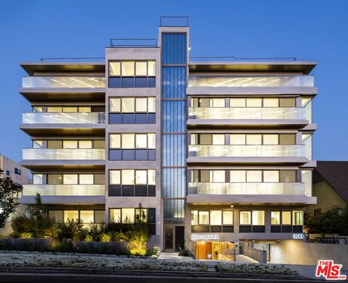 Exterior, Facade, Modern