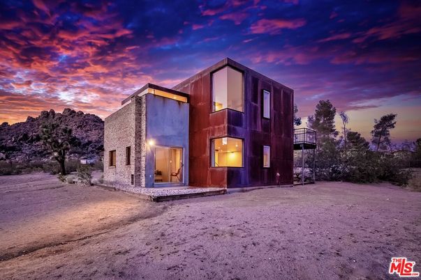 Backyard, Exterior, Facade, Modern