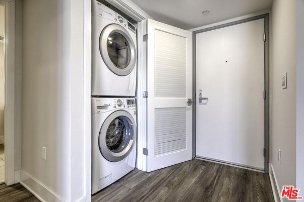 Interior, Utility Closets, Washer, Wood Texture Flooring