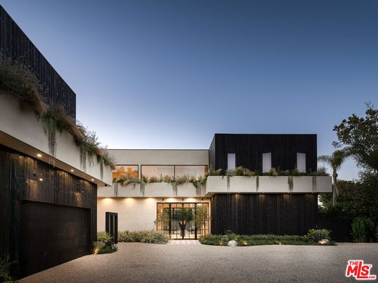 Exterior, Facade, Modern