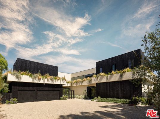 Attached, Exterior, Facade, Modern