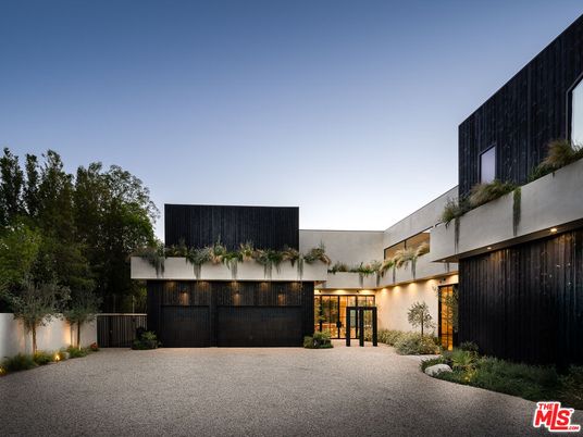 Exterior, Facade, Modern