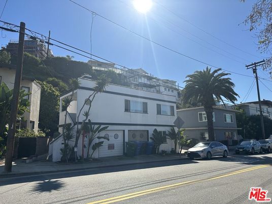 Exterior, Facade, Modern