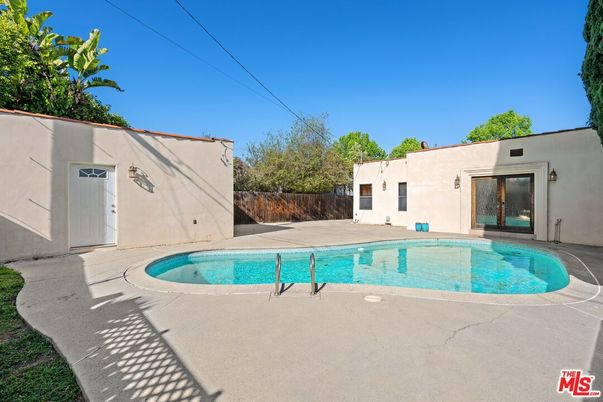 Exterior, Pool