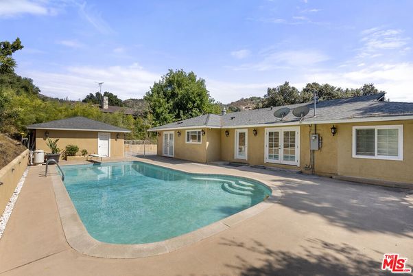 Exterior, Pool