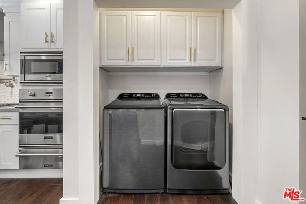 Interior, Stainless Steel Appliances, Washer, Wood Texture Flooring