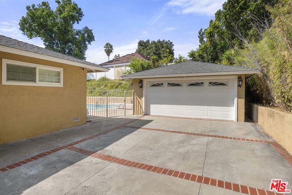 Detached Garage, Exterior