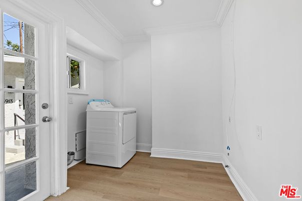 Interior, Recessed Lighting, Washer, Wood Texture Flooring