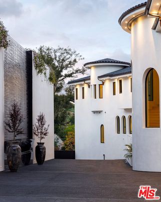 Exterior, Facade, Mediterranean