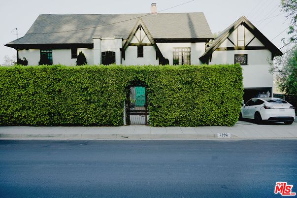 Attached, Exterior, Facade, Tudor Revival