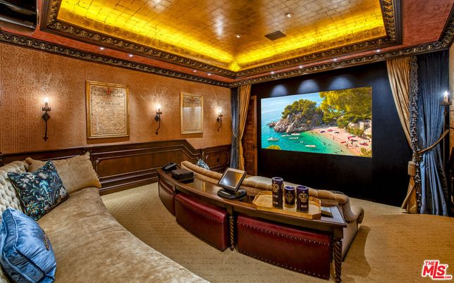 Interior, Projection Screen, Recessed Lighting, Theatre Room