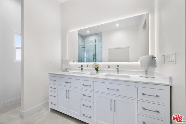 Bathroom, Dual Sink Vanities, Interior, Recessed Lighting