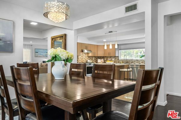 Chandelier, Dining room, Interior, Kitchen, Pendant Lights, Recessed Lighting, Wood Texture Flooring