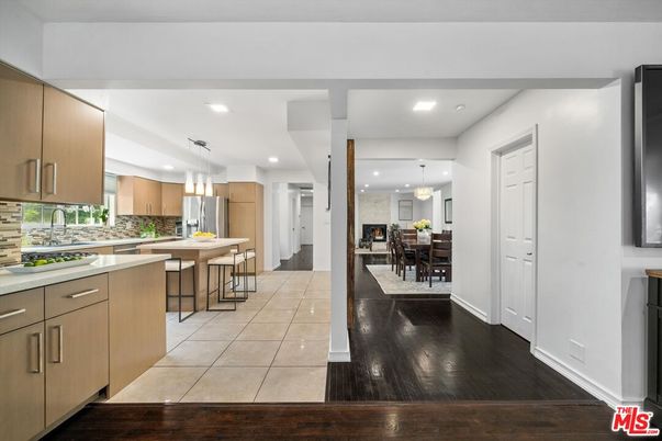 Chandelier, Dining room, Interior, Kitchen, Pendant Lights, Recessed Lighting, Wood Texture Flooring