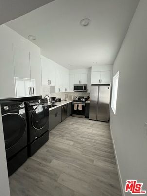 Interior, Recessed Lighting, Washer, Wood Texture Flooring