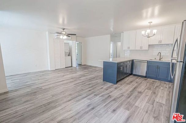 Chandelier, Interior, Kitchen, Wood Texture Flooring