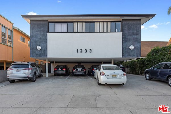 Exterior, Facade, Modern