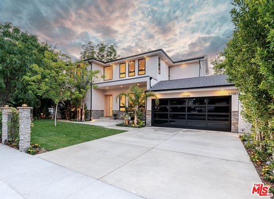 Attached, Backyard, Exterior, Facade, Modern