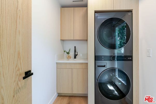 Interior, Utility Closets, Washer, Wood Texture Flooring