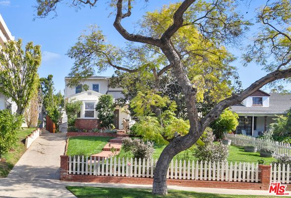 Backyard, Exterior, Facade, Brick Facade, American Foursquare