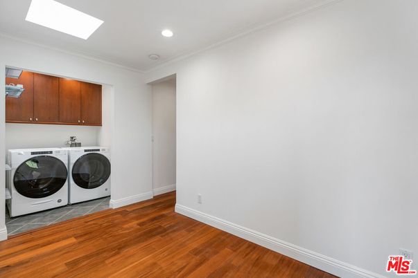 Interior, Recessed Lighting, Washer, Wood Texture Flooring