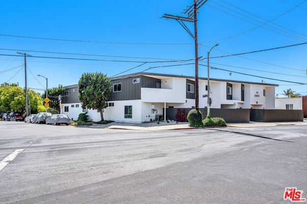 Exterior, Facade, Raised Ranch