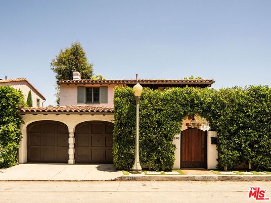 Attached, Exterior, Facade, Mediterranean