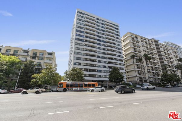 Exterior, Facade, Condo Building