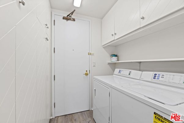 Interior, Washer, Wood Texture Flooring