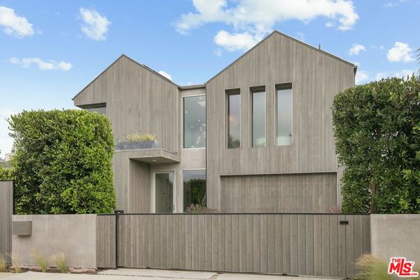 Exterior, Facade, Modern