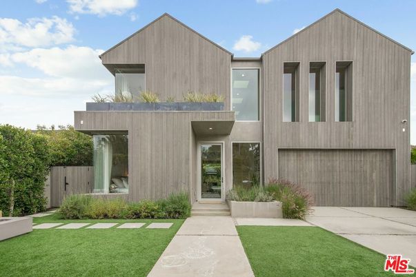 Exterior, Facade, Modern