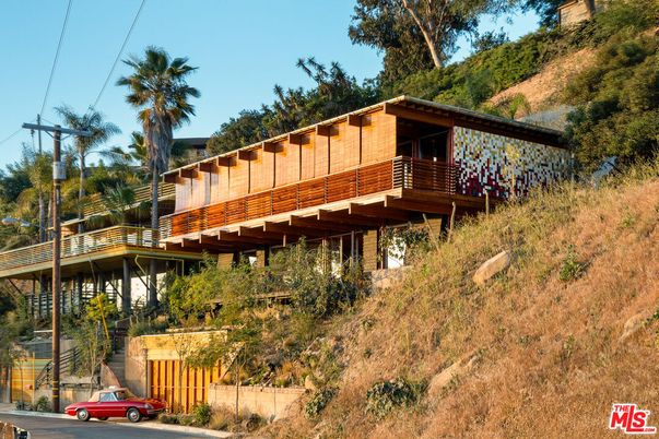 Exterior, Facade, Modern