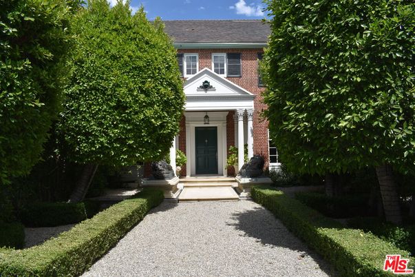 Exterior, Facade, Brick Facade, Georgian
