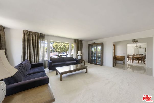 Chandelier, Dining room, Interior, Living room