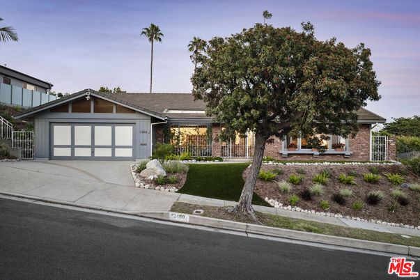 Attached, Exterior, Facade, Brick Facade, Ranch