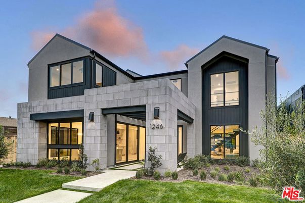 Exterior, Facade, Modern