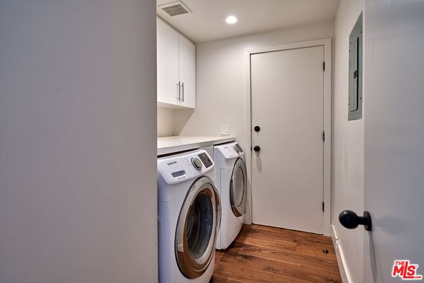 Interior, Recessed Lighting, Washer, Wood Texture Flooring