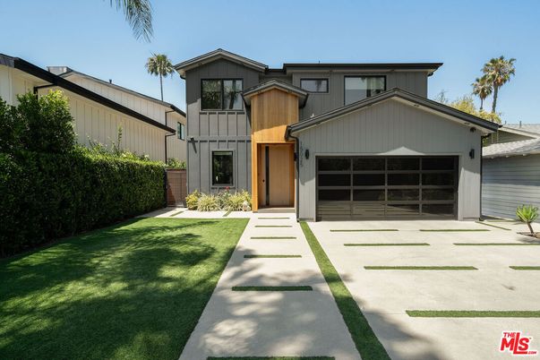 Attached, Exterior, Facade, Farmhouse
