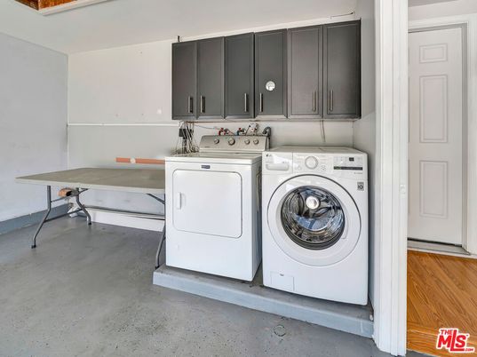 Interior, Utility Closets, Washer, Wood Texture Flooring