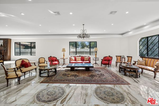 Chandelier, Interior, Living room, Marble, Recessed Lighting