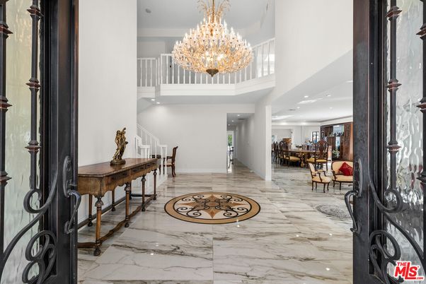 Chandelier, Dining room, Interior, Marble, Recessed Lighting