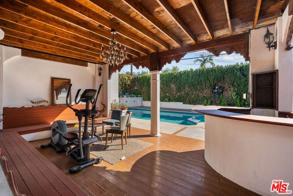 Exterior, Fitness Equipment, Pool