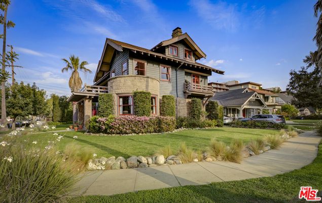 Backyard, Exterior, Facade, Queen Anne Victorian