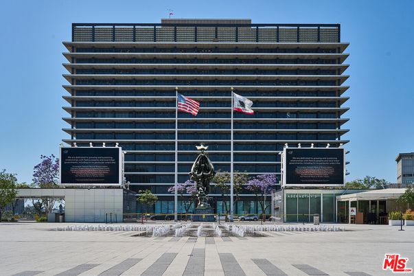 Exterior, Facade, Highrise