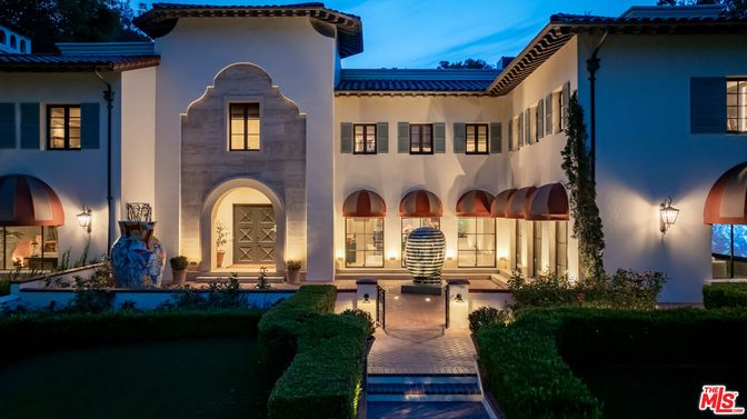 Exterior, Facade, Mediterranean
