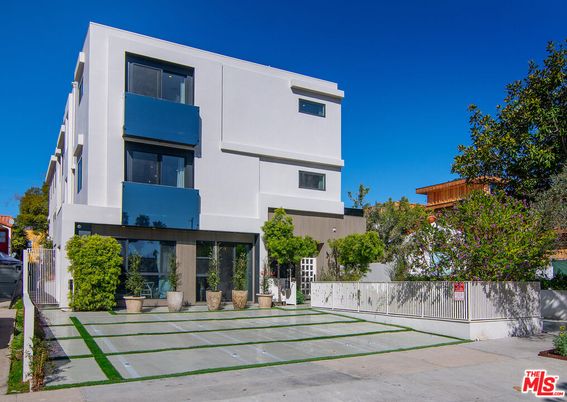 Backyard, Exterior, Facade, Modern