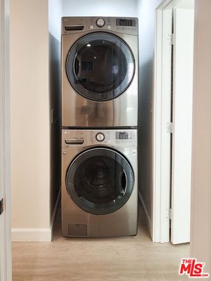 Interior, Utility Closets, Washer, Wood Texture Flooring