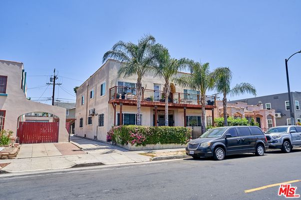 Exterior, Facade, Rowhouse