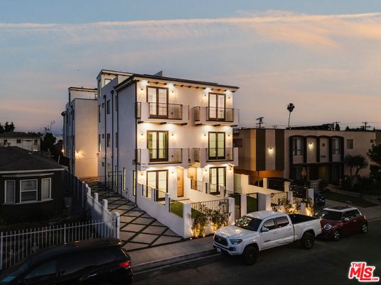 Exterior, Facade, Modern